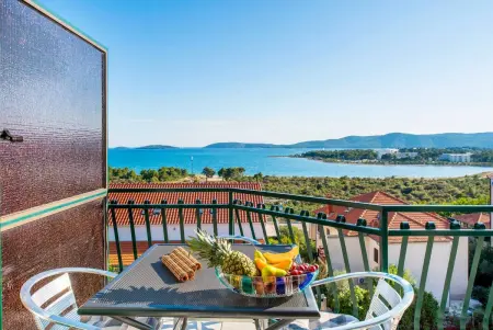 Location appartement à Šibenik, Appartement charmant avec balcon et vue sur la mer à Šibenik, 38 m².