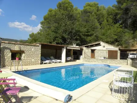 Location villa à Lioux, Villa spacieuse à Lioux avec piscine privée et vue montagne