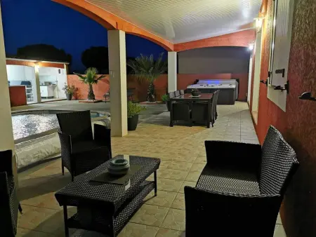 Villa élégante à Carcassonne avec jardin et jacuzzi - Photo 45