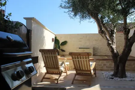 Maison de charme avec piscine privée à Mérindol, jardin clos : photo 5