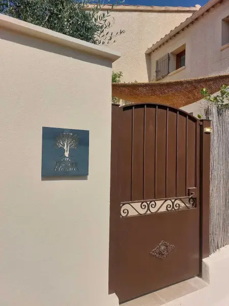 Maison de charme avec piscine privée à Mérindol, jardin clos : photo 15