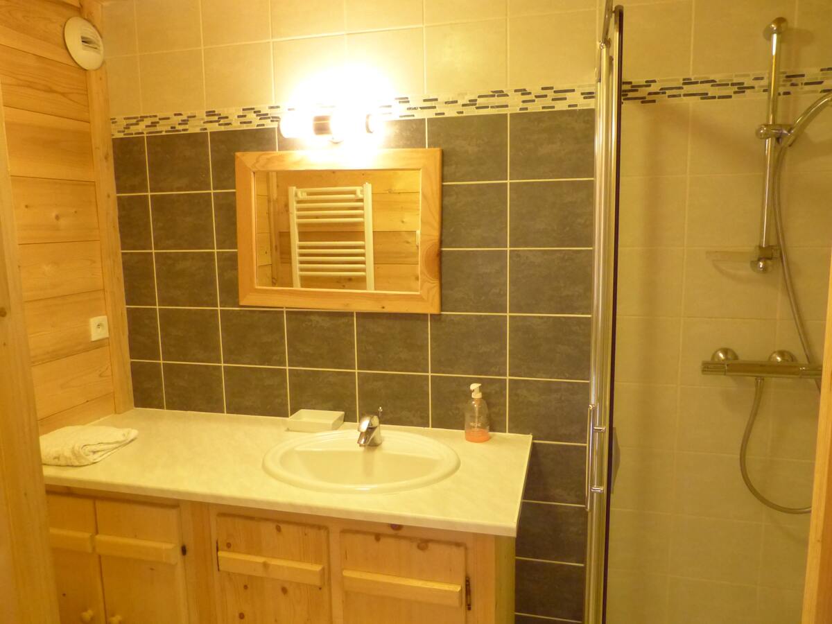 Appartement 80 m² 3 chambres, jardin et vue montagnes - Photo 10