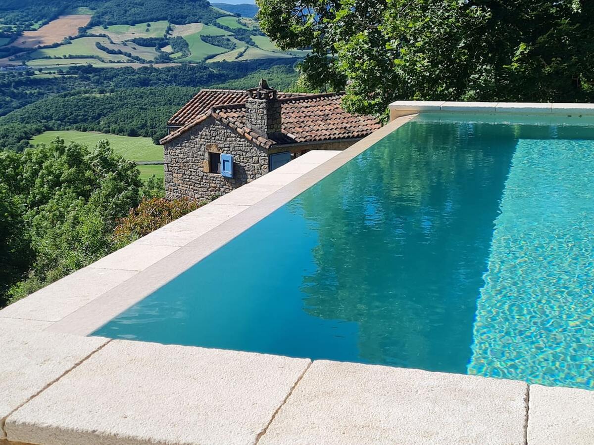 Maison 1 chambre avec piscine et jacuzzi à Saint-Georges-de-Luzençon - Photo 2