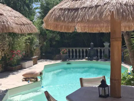 Location appartement à Salon de Provence, Appartement charmant avec piscine - Salon-de-Provence - 48m²