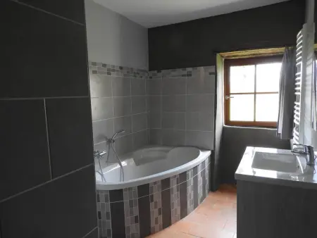 Maison charmante près de Nueil-les-Aubiers avec jardin - Photo 10