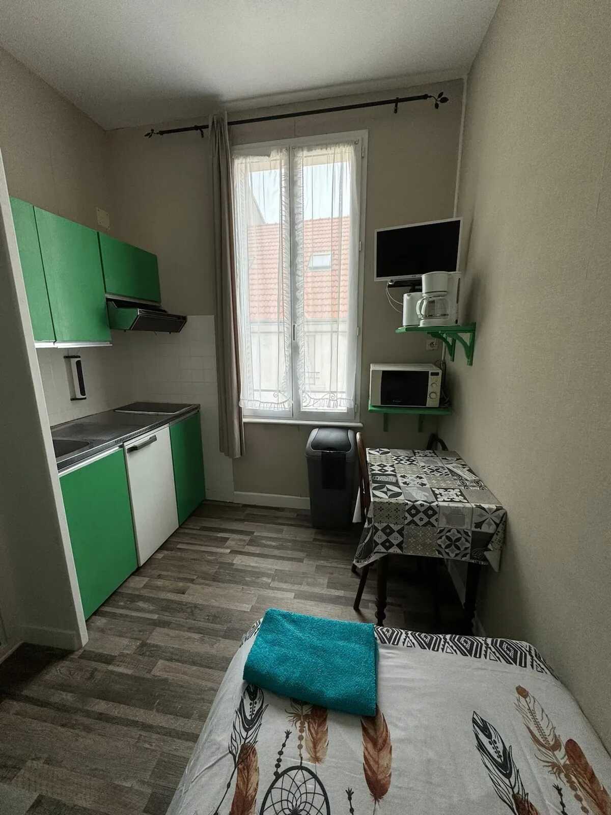 Studio 12 m² à Néris-les-Bains, parking gratuit - Photo 3