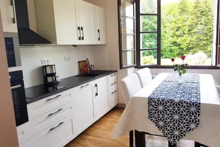 Maison de charme à Québriac avec jardin clôturé et barbecue : photo 4