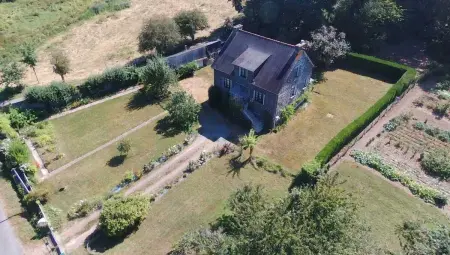 Maison de charme à Québriac avec jardin clôturé et barbecue : photo 5