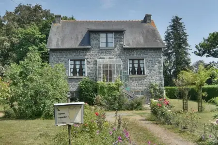Maison de charme à Québriac avec jardin clôturé et barbecue : photo 8