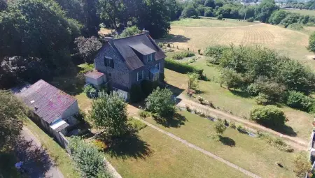Maison de charme à Québriac avec jardin clôturé et barbecue : photo 21