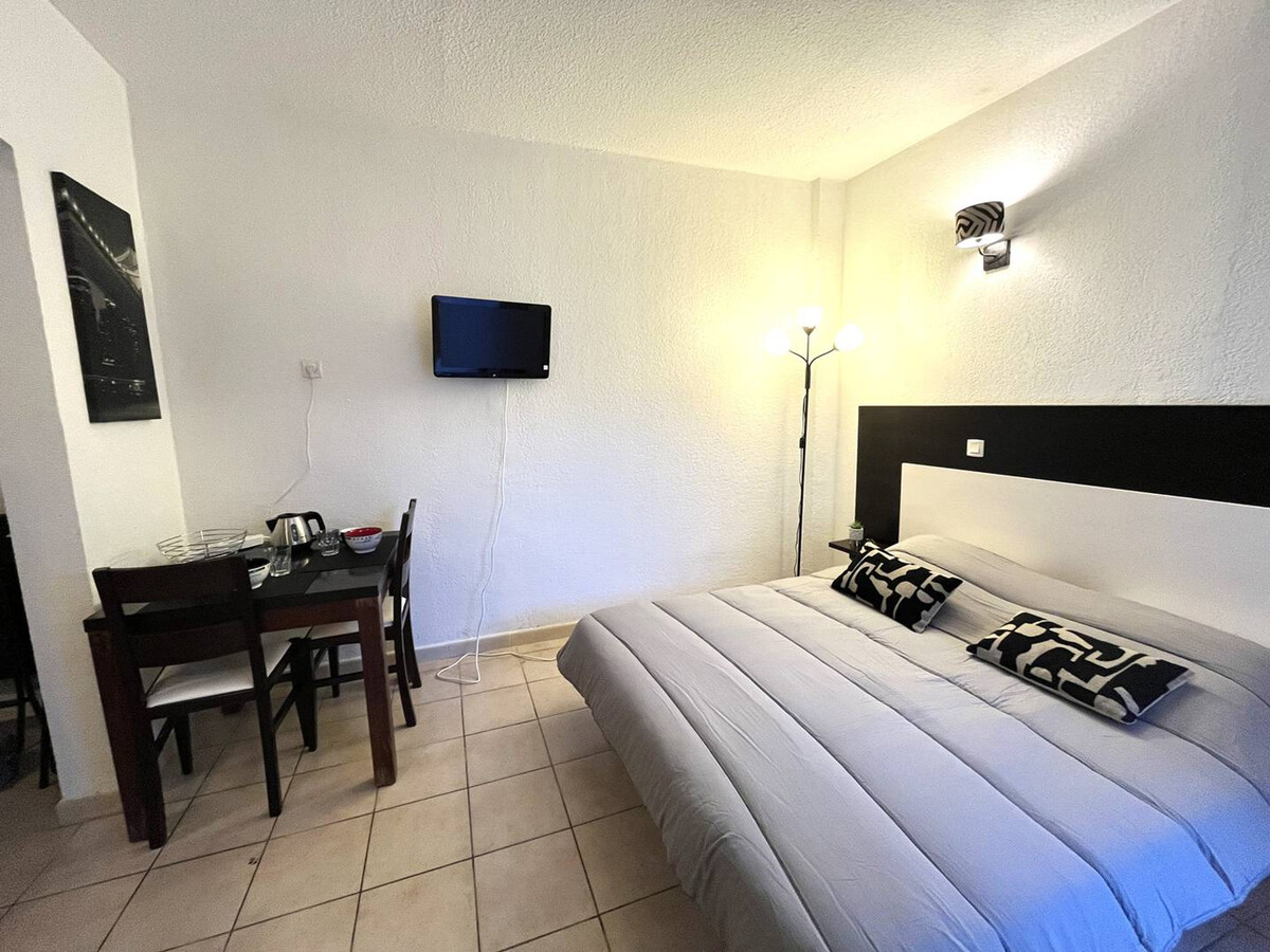 Studio climatisé RDC avec piscine et parking - Photo 1