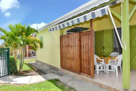 Maison 2 chambres avec piscine partagée et jardin clôturé à Saint-François : photo 2