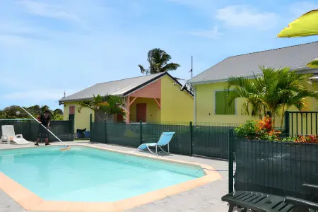 Maison 2 chambres avec piscine partagée et jardin clôturé à Saint-François : photo 6