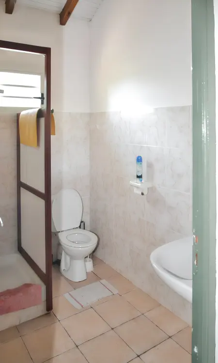 Maison 2 chambres avec piscine partagée et jardin clôturé à Saint-François : photo 9