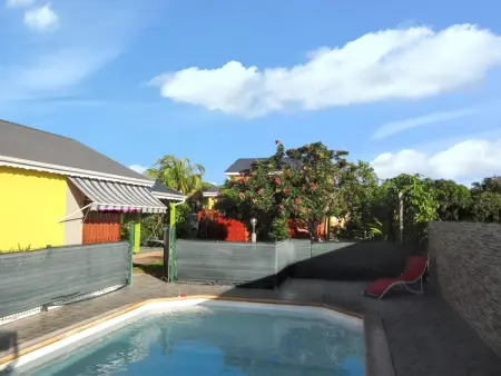 Maison 2 chambres avec piscine partagée et jardin clôturé à Saint-François : photo 12