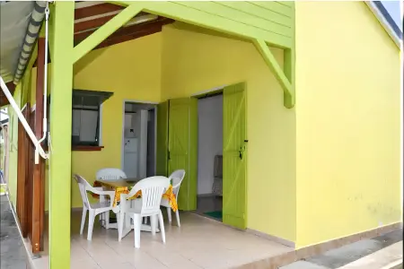 Maison 2 chambres avec piscine partagée et jardin clôturé à Saint-François : photo 14