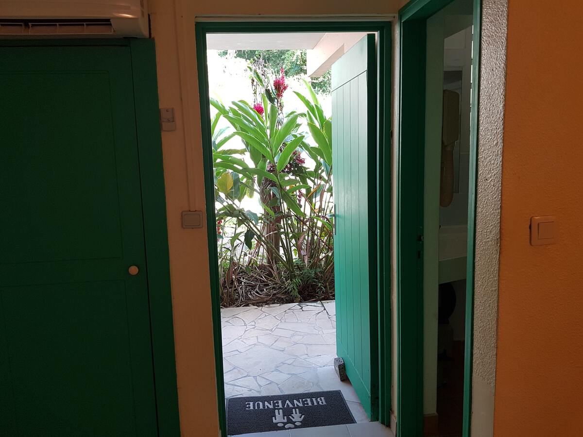Studio bord de mer Sainte-Anne, terrasse vue jardin - Photo 2