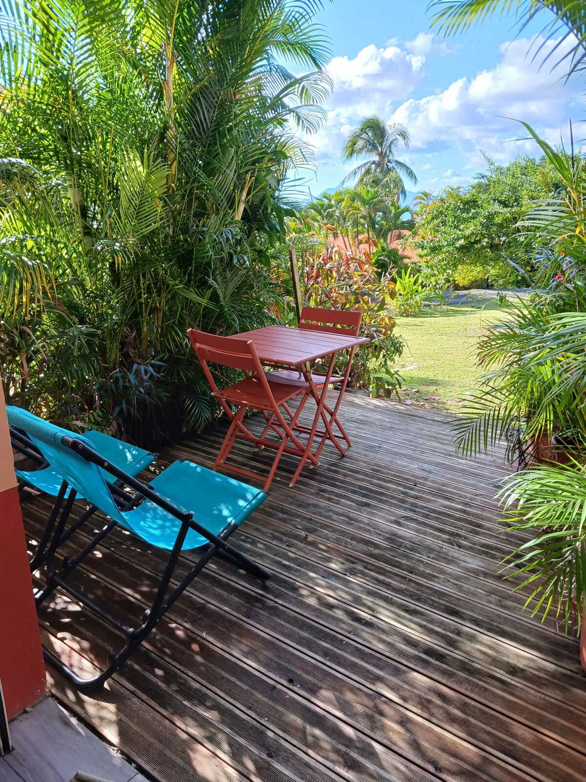 Studio bord de mer Sainte-Anne, terrasse vue jardin - Photo 12