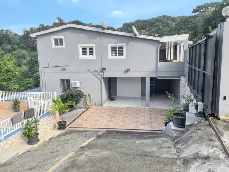 Villa charmante près de Saint-Esprit avec piscine privée - Photo 1