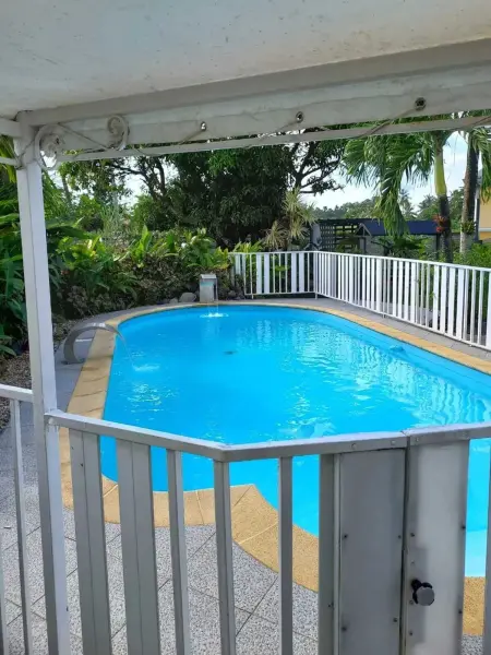 Location bungalow à Sainte Rose, Bungalow cosy à Sainte-Rose, piscine et vue sur jardin.