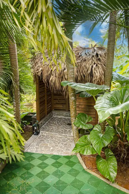 Villa élégante avec jardin au Lamentin et piscine privée. - Photo 24