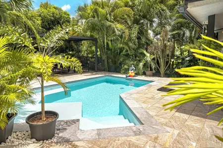 Villa élégante avec jardin au Lamentin et piscine privée. - Photo 41