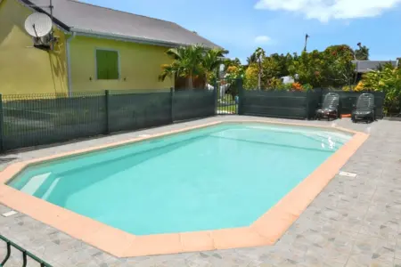 Maison avec piscine partagée et jardin clos à Saint-François