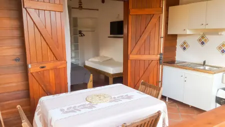 Bungalow avec jardin clôturé et barbecue à Saint-François : photo 3