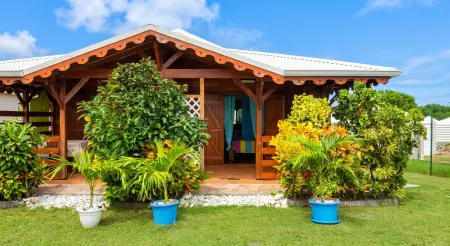 Bungalow avec jardin clôturé et barbecue à Saint-François : photo 6