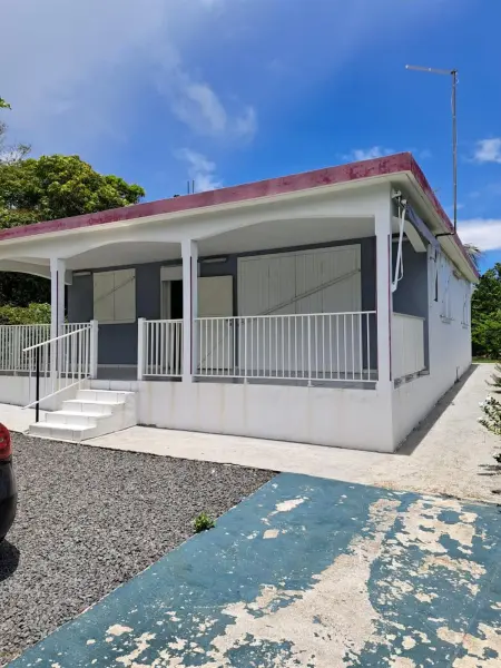 Location maison à Le Moule, Maison confortable à Le Moule avec piscine partagée