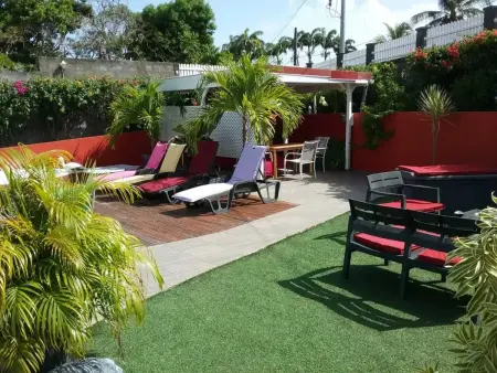 Appartement spacieux à Sainte-Anne avec piscine partagée. - Photo 1