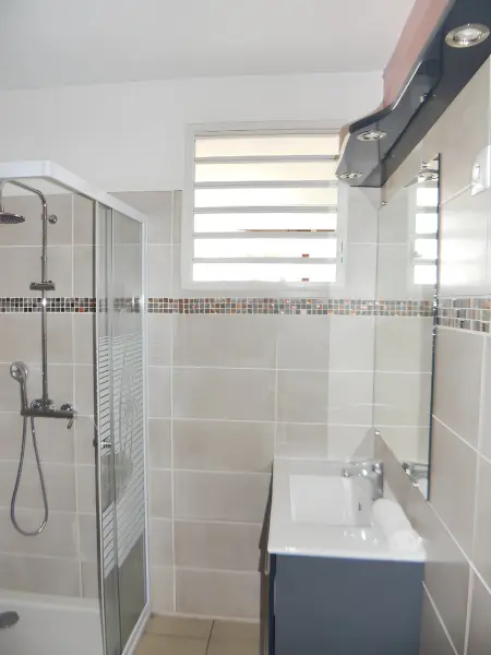 Appartement spacieux à Bouillante avec piscine partagée - Photo 13