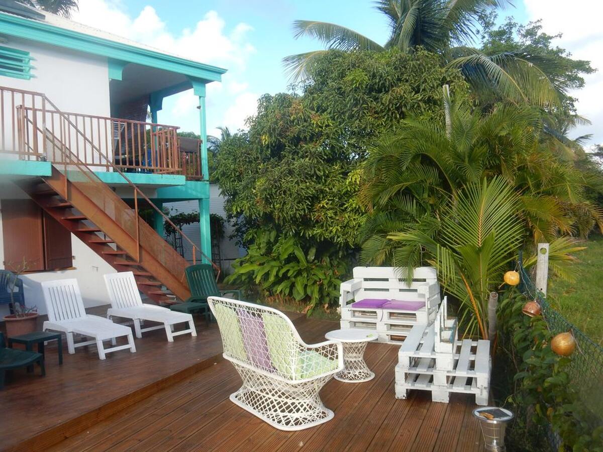 Studio 37 m² à Sainte-Anne, jardin clôturé et terrasse - Photo 2