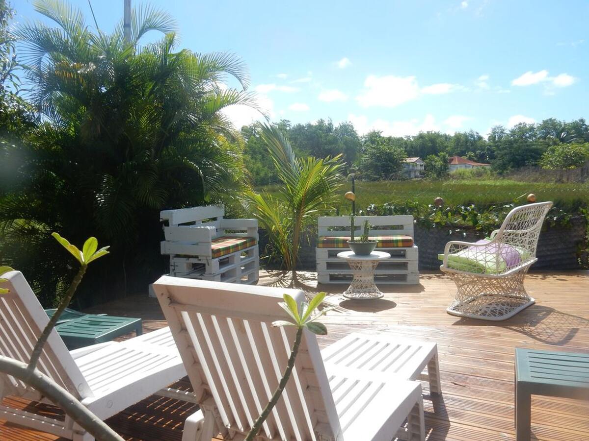 Studio 37 m² à Sainte-Anne, jardin clôturé et terrasse - Photo 3