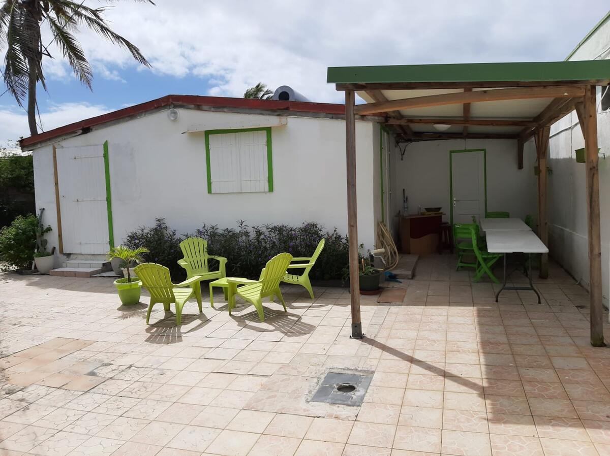 Maison 2 chambres, jardin clôturé à Saint-François - Photo 1