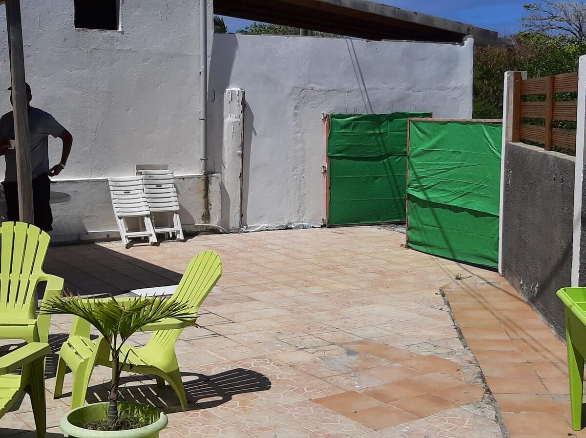 Maison 2 chambres, jardin clôturé à Saint-François - Photo 9