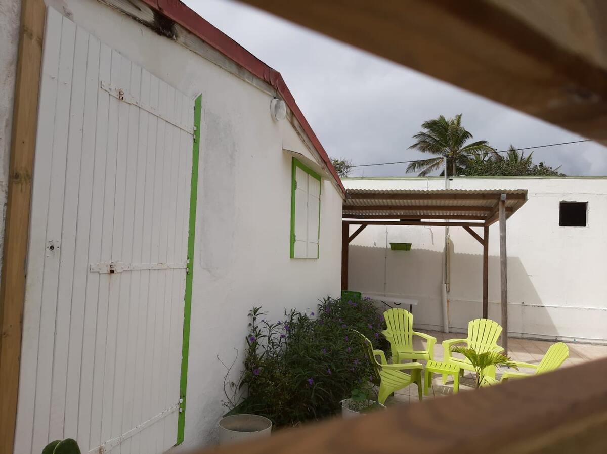 Maison 2 chambres, jardin clôturé à Saint-François - Photo 11