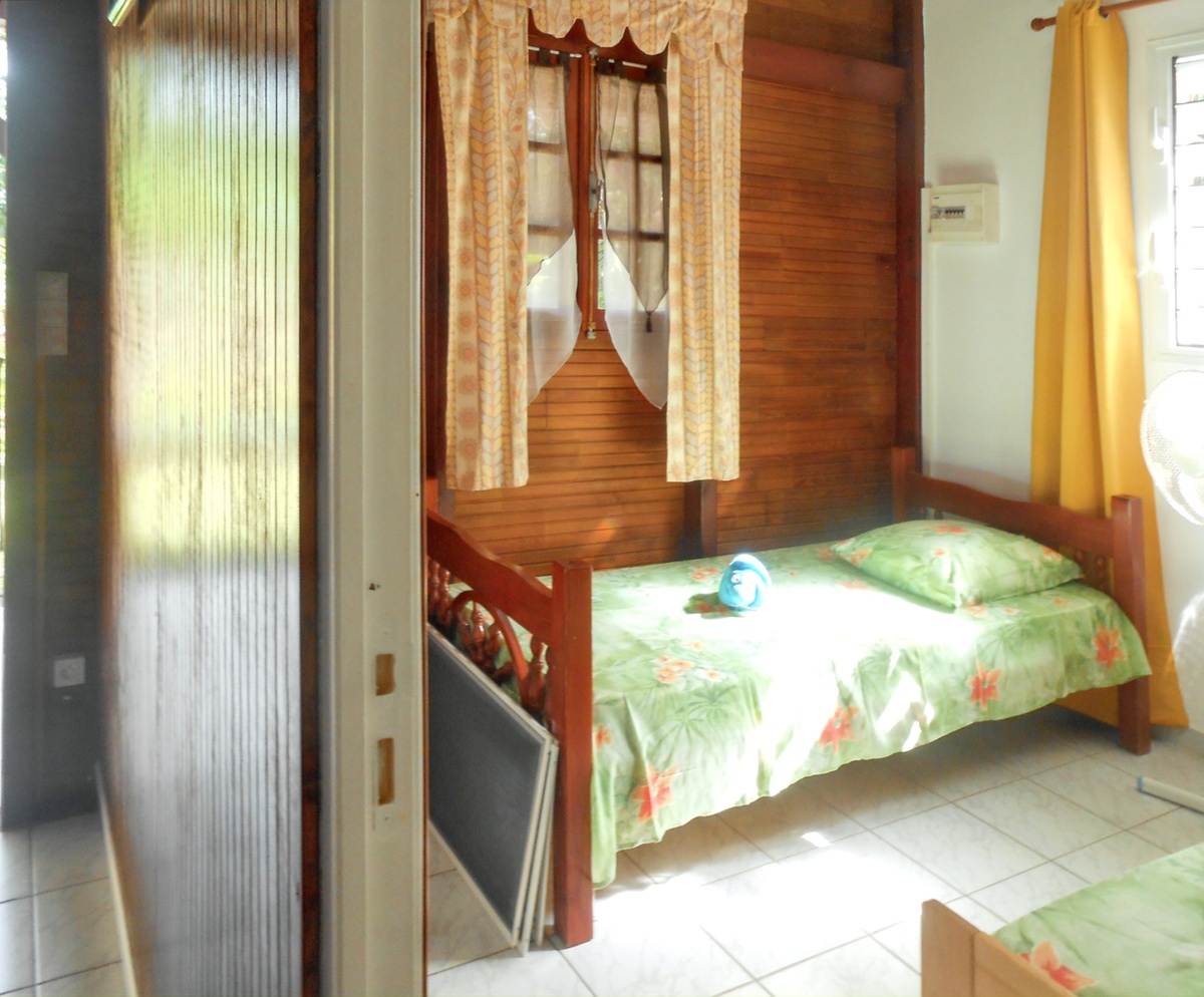 Bungalow 50 m² à Deshaies, vue mer et jardin clos - Photo 4