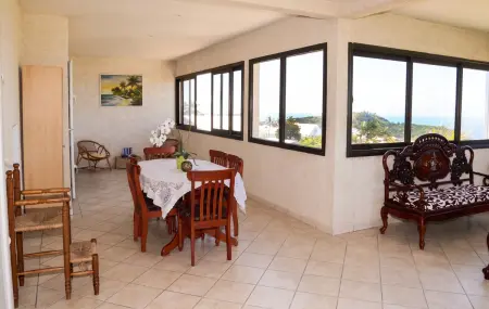 Appartement 3 chambres vue mer et montagne, jardin clos, Petite Île : photo 2