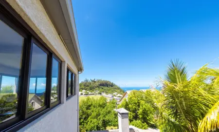 Appartement 3 chambres vue mer et montagne, jardin clos, Petite Île : photo 4