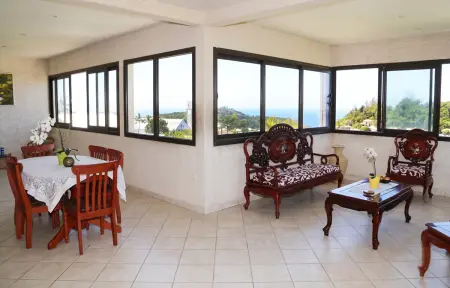 Appartement 3 chambres vue mer et montagne, jardin clos, Petite Île : photo 13
