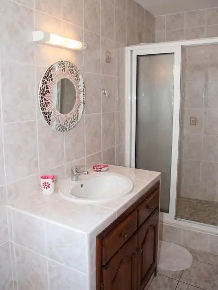 Appartement 3 chambres vue mer et montagne, jardin clos, Petite Île : photo 14