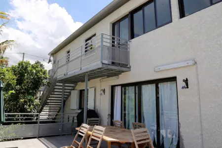 Appartement 3 chambres vue mer et montagne, jardin clos, Petite Île : photo 17