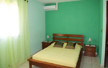Appartement 3 chambres vue mer et montagne, jardin clos, Petite Île : photo 23