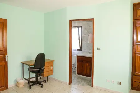 Appartement 3 chambres vue mer et montagne, jardin clos, Petite Île : photo 24