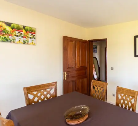 Appartement 3 chambres vue mer et montagne, jardin clos, Petite Île : photo 27