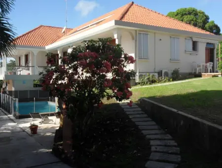 Location appartement à Sainte Anne, Studio charmant à Sainte-Anne, 34 m², avec piscine