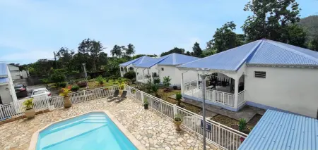 Location bungalow à Capesterre Belle Eau, Bungalow charmant à Capesterre-Belle-Eau avec piscine partagée