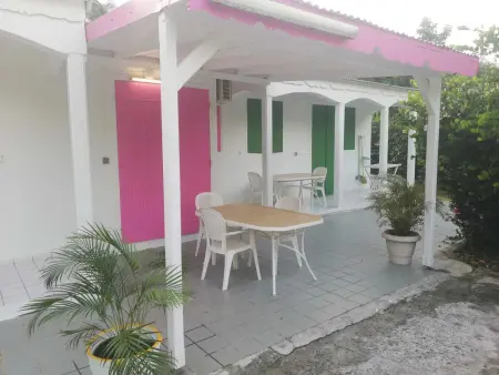 Location bungalow à Le Moule, Bungalow charmant au Moule avec vue sur jardin