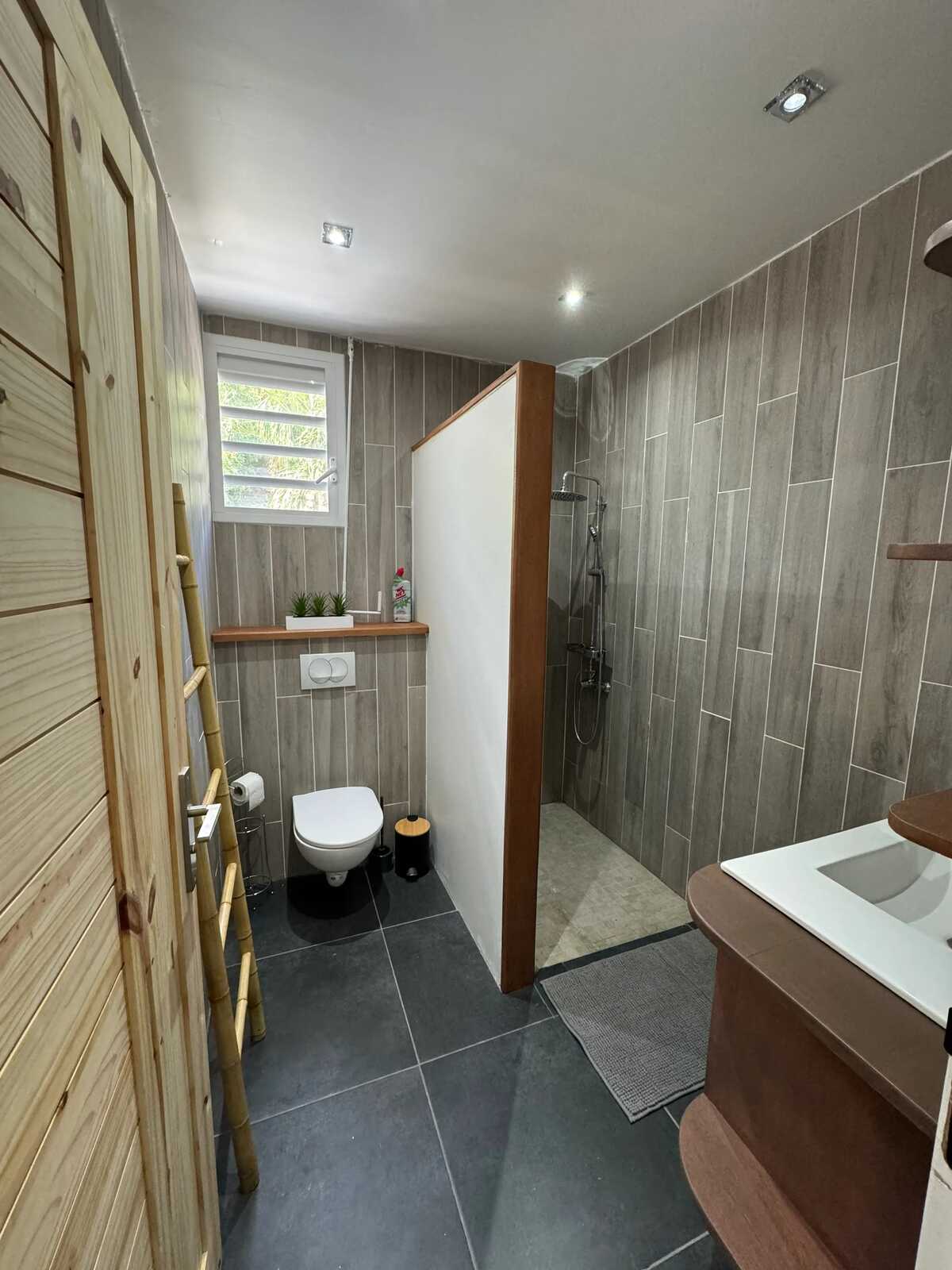 Maison 90 m² à Gourbeyre, vue mer et terrasse - Photo 7